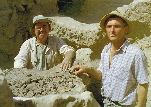 Поль Бернар (слева) и Игорь Иваницкий в раскопке II века до н. э.