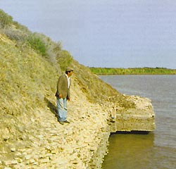 Археолог Туташ Аннаев у пристани ХХ века, висящий над Амударьей.